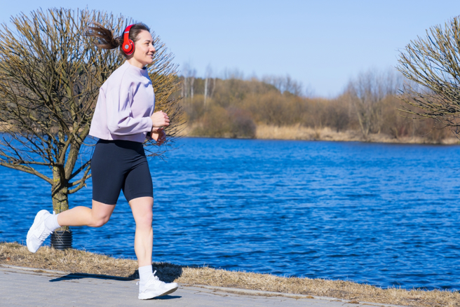 许多人把运动服、瑜珈裤当作外出服装。(达志提供)