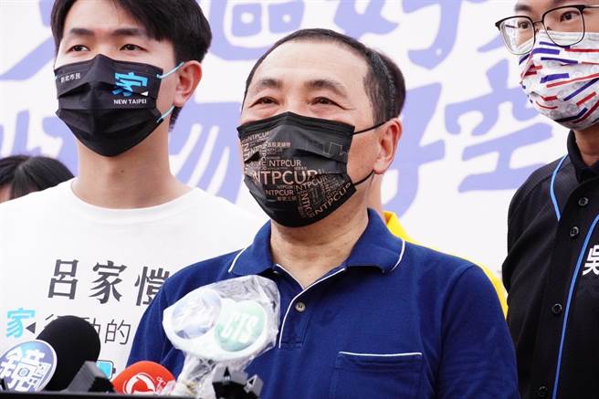 新北市土城宜兰县同乡会今举行会员大会，同步成立力挺新北市长侯友宜连任后援会，外界质疑侯是否拔桩成功。对此，侯友宜回应，大家努力奉献给新北，不分你我，宜兰好新北才会好。（蔡雯如摄）