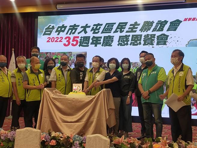 「台中市大屯区民主联谊会」举办35周年庆感恩餐会，立法院副院长蔡其昌、立委庄竞程、何欣纯及民进党新生代议员蔡耀颉、张家铵等均全程参与。（冯惠宜摄）