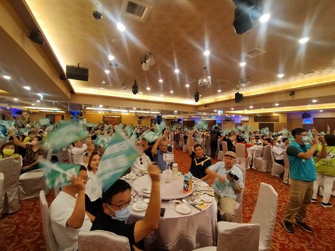 「台中市大屯区民主联谊会」举办35周年庆感恩餐会，绿营人士齐聚一堂。（冯惠宜摄）