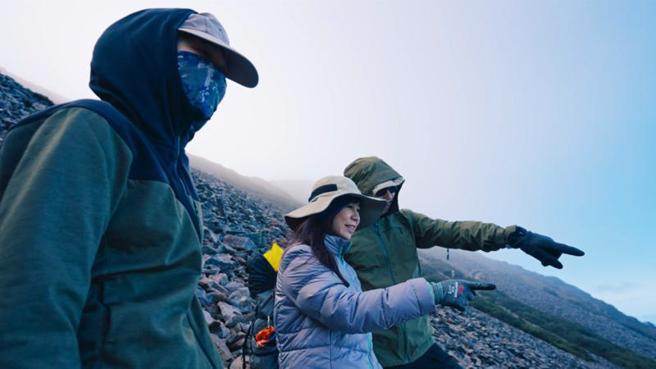 生态节目「地球的孤儿」主持人白心仪（中）与摄影伙伴攀登玉山，追寻有「黄色闪电」美誉的台湾保育动物黄喉貂身影。（图/ 中央社）