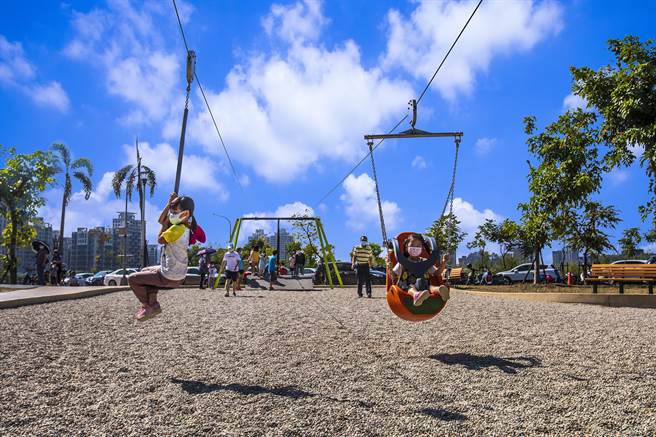 竹北市公园多，如何维护管理成市长参选人争取选票的议题，国民党林为洲主张设置公园专属管理员，民进党郑朝方则要形塑城市美学。（罗浚滨摄）