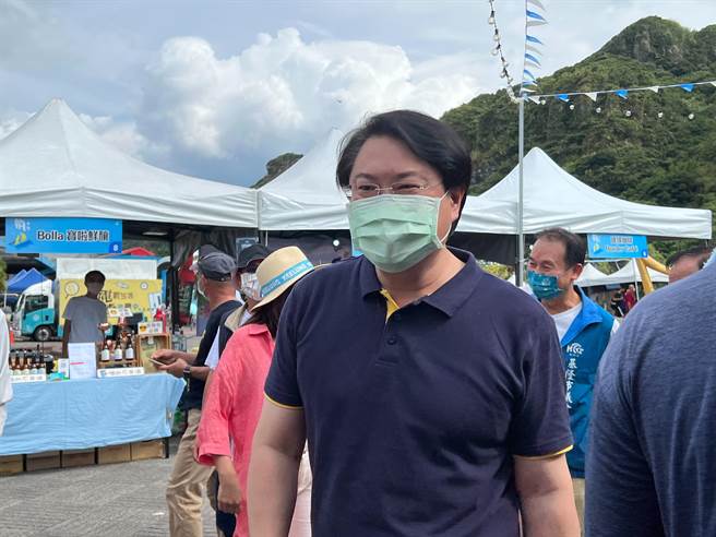 市長林右昌28日表示，只要高地社區出現水壓低或缺水情形，將會出動水車供水，目前有30部水車待命。（陳彩玲攝）