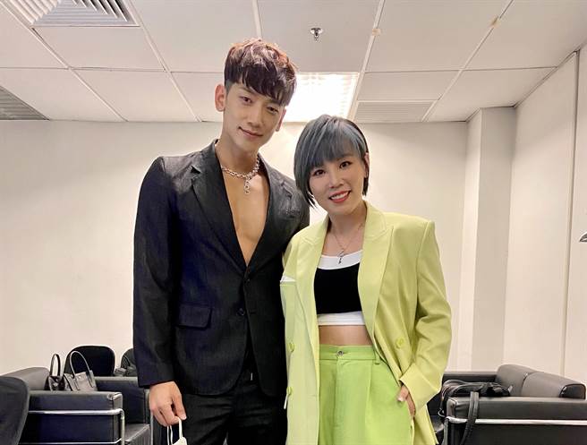 李佳薇（右）與Rain在活動後台相見歡。（翻攝李佳薇臉書）