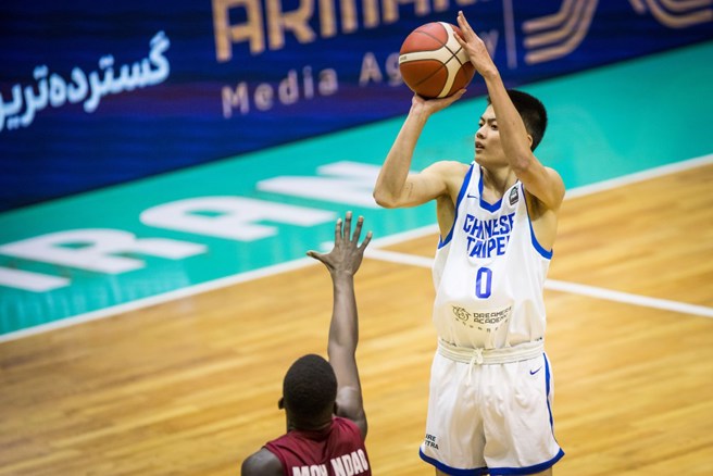 叶惟捷(右)今天投进6颗三分球，贡献全场最高23分。(取自FIBA官网)