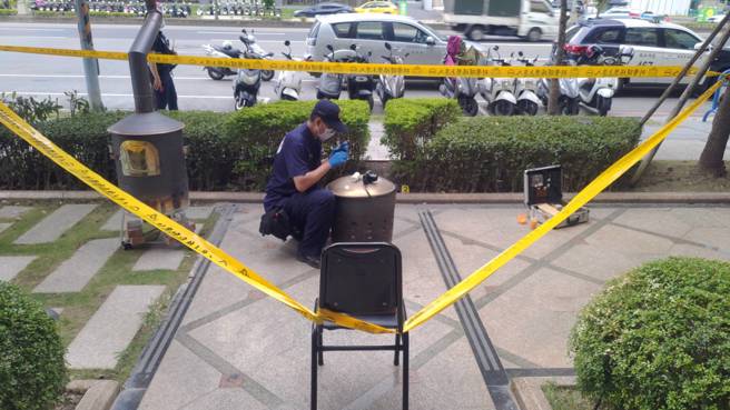 新北市五股区新五路二段今（28）下午3时有民眾报案称，疑似发现爆裂物在路中，芦洲警方获报后不敢大意，火速赶往现场拉起封锁线。（警方提供）