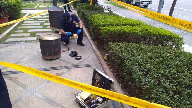 新北市五股区新五路二段今（28）下午3时有民眾报案称，疑似发现爆裂物在路中，芦洲警方获报后不敢大意，火速赶往现场拉起封锁线。（警方提供）