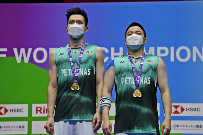 马来西亚羽球男双组合谢定峰（右）／苏伟译勇夺首面世锦赛金牌。（美联社）
