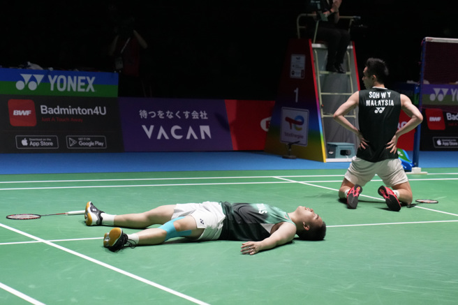 马来西亚羽球男双组合谢定峰（左）／苏伟译勇夺首面世锦赛金牌。（美联社）