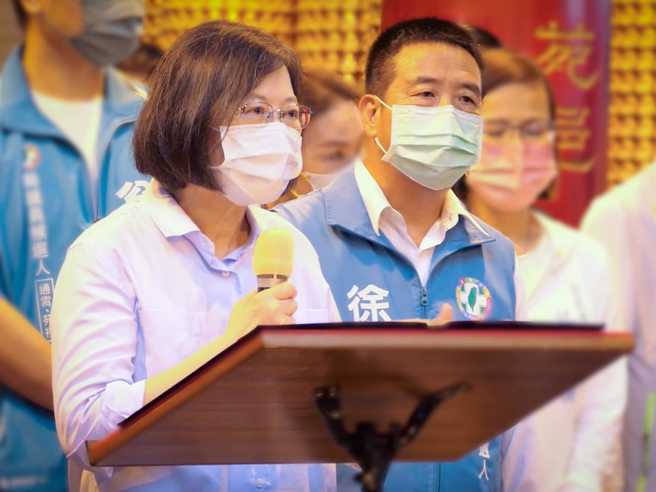 徐定祯(右)受总统蔡英文肯定是「踏实、认真、会管理」的优良地方首长。（图／取自徐定祯脸书）