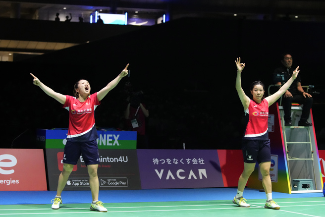 中国大陆羽球女双组合陈清晨（左）／贾一凡第3度收下世锦赛金牌。（美联社）