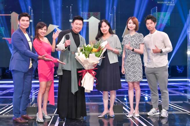 公視總經理徐秋華（右四）今送上補腦蔬果花束給《一字千金 筆武大匯》製作團隊及主持人曾國城（左三）。（公視提供）