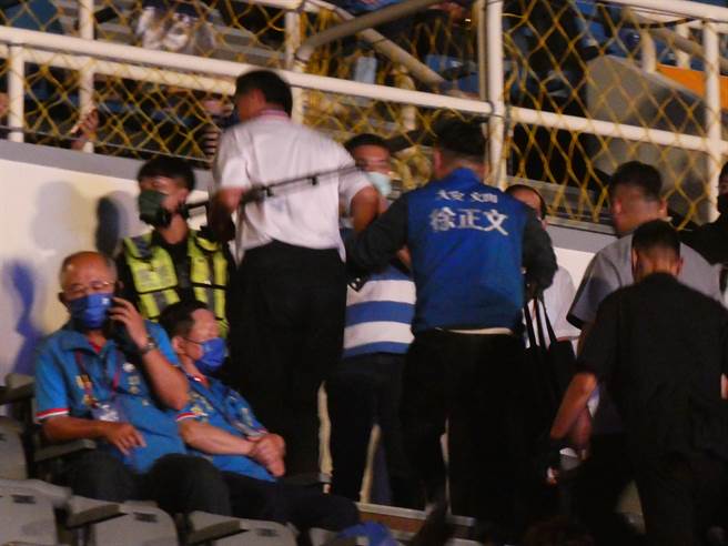 国民党中央委员徐正文今在全代会上引爆推挤衝突，党务人士透露，下午衝突有党代表非常生气，认为徐闹场已经严重扰乱会场秩序，也严重影响党的形象，要连署检举送考纪会议处，「党部会受理，也会照程序处理」。（周志豪摄）