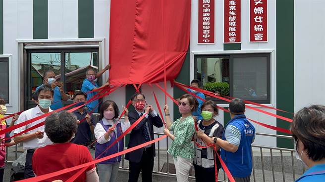 口湖乡蚵寮学堂7月31日火灾全毁，台湾希望义工团花不到1个月时间重建，今（28日）交屋。（周丽兰摄）