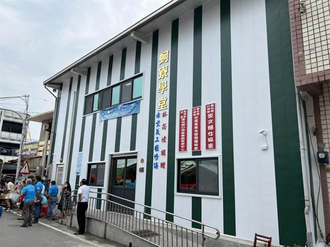 重建的蚵寮学堂从里到外都是新的，1、2楼空间更宽敞明亮，声宝公司捐赠冷气、微星科技捐赠20部笔记型电脑，课桌椅也全都更新。（周丽兰摄）