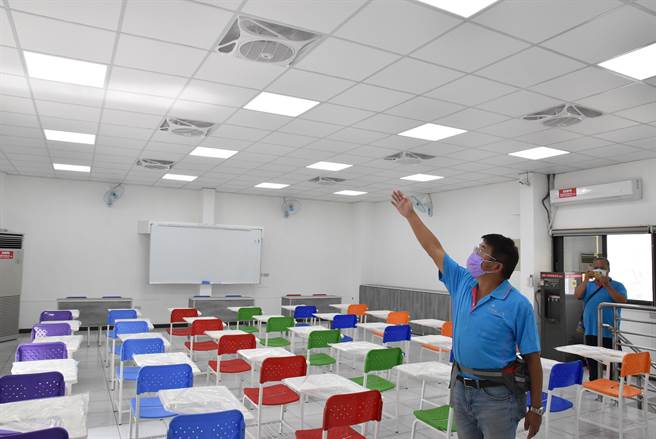 重建的蚵寮学堂从里到外都是新的，1、2楼空间更宽敞明亮，声宝公司捐赠冷气、微星科技捐赠20部笔记型电脑，课桌椅也全都更新。（周丽兰摄）