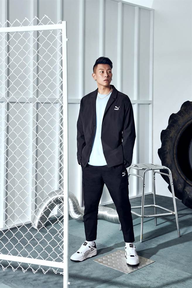PUMA请来瘦子演绎轻正装帅气逼人。流行系列T7西装式风衣外套2980元、Classics小Logo短袖T恤980元、平织长裤1980元、Slipstream休閒鞋款3280元。（PUMA提供）