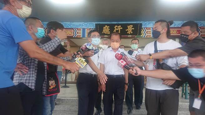 警政署长黄明昭（中）探望殉职警家属，随即低头快步离去。（程炳璋摄）