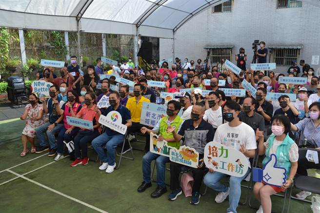 新北市城乡局今在土城区祖田里溪头老街举行今年度的「新北市社规师暨营造点成果展」，进行社区环境改造成果分享，市府2019年至今已协助改善74案社区閒置空间。（蔡雯如摄）