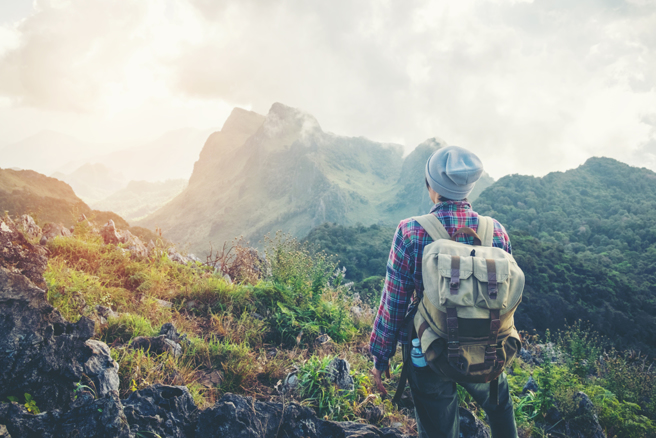 休閒活动种类繁多，有些人喜欢在家看剧，有些人则喜欢游山玩水，亲近大自然。（示意图／Shutterstock）