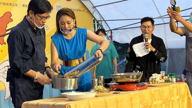 高雄市长陈其迈今与活动代言人艺人张文绮合作，联手炸起咸酥鸡来。（柯宗纬摄）