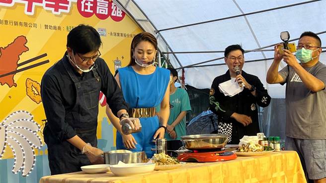 高雄市长陈其迈今与活动代言人艺人张文绮合作，联手炸起咸酥鸡来。（柯宗纬摄）