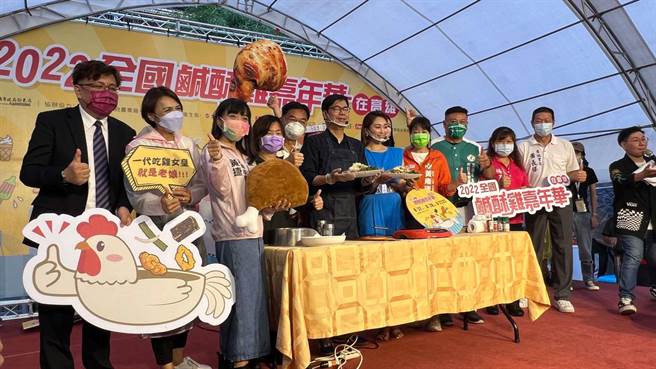 2022全国咸酥鸡嘉年华昨起登场，首日创下3.5万人参与，今天虽然天公不作美，下起了滂沱大雨，但人气依旧不减。（柯宗纬摄）