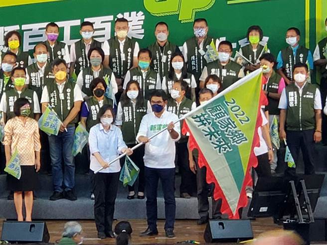 蔡英文總統授戰旗給劉建國。（周麗蘭攝）