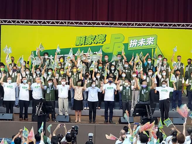 雲林縣民進黨籍縣長參選人劉建國今（28日）在虎尾農工舉行第一場大型造勢大會。（周麗蘭攝）