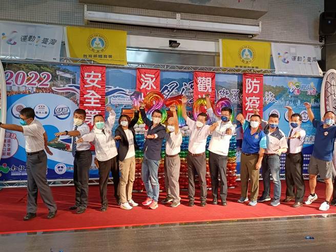 南投县长林明溱日前宣告日月潭万人泳渡正式启动，届时将涌入眾多人潮。（陈淑娥摄）