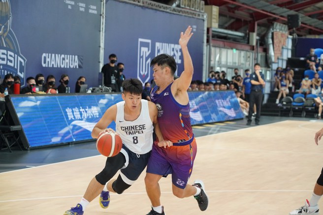 中华培训队邱子轩(左)运球突破柏力力球员防守。(展逸国际行销提供)