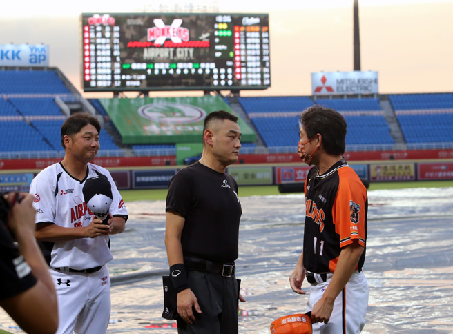 乐天桃猿与统一狮3连战最终战因雨延赛，桃猿总教练曾豪驹（左）、狮队总教练林岳平。（陈麒全摄）