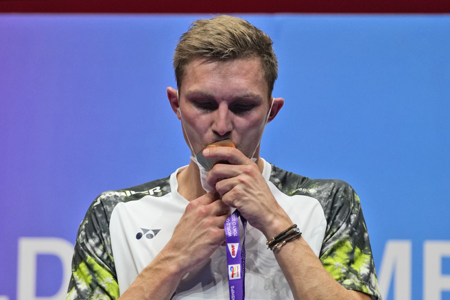 丹麦羽球好手安赛龙亲吻世锦赛金牌。（美联社）