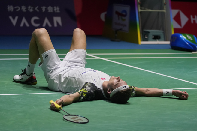 安赛龙拿下确定获胜的最后一分后，躺在球场上享受胜利喜悦。（美联社）