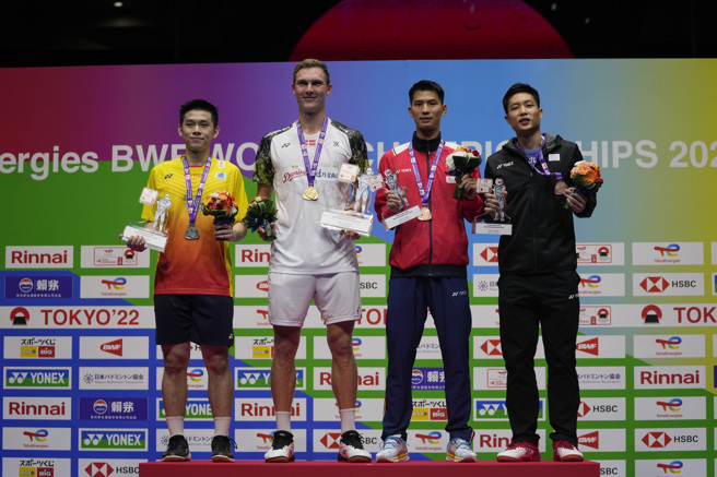 世锦赛颁奖典礼上，银牌泰国昆拉武特（左起）、金牌丹麦安赛龙、并列铜牌的中国大陆赵俊鹏、中华队周天成合照留念。（美联社）