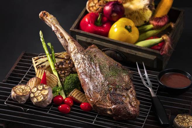 「巨无霸义式烤羊腿」6人份套餐，每位只要497元。（台北凯达大饭店提供）