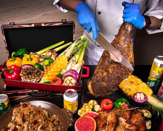 主厨亦会在现场操刀分切重达3公斤的「巨无霸义式烤羊腿」。（台北凯达大饭店提供）★中时新闻网关心您：喝酒过量，有碍健康！
★中时新闻网提醒您：酒后不开车，安全有保障