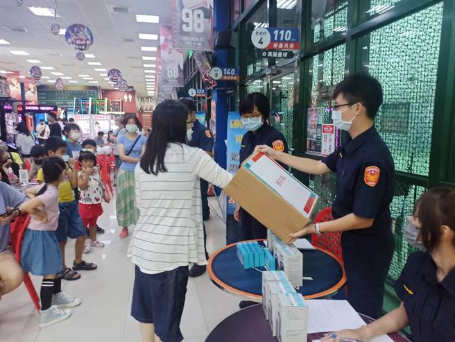 桃园警分局趁开学前举办反毒反诈骗趣味竞赛活动。(桃园警方提供)