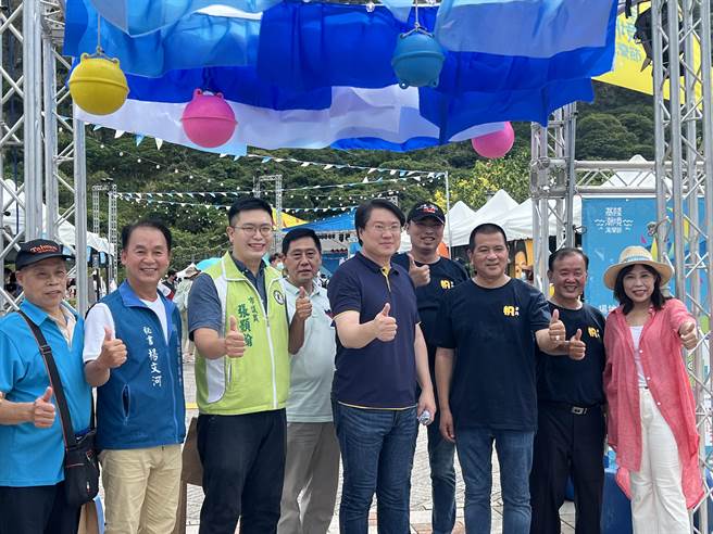 市長林右昌走訪山海市集攤位，歡迎大家一同感受海洋文化，將「帆」惱通通拋開。（陳彩玲攝）