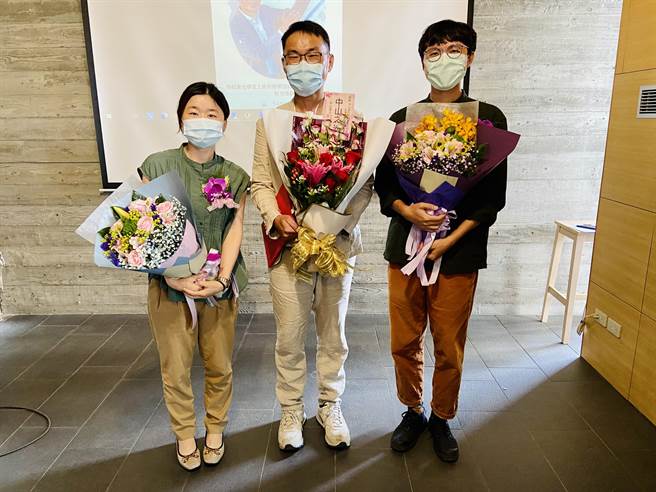 首奖得主分别是为，国中组东光国中老师赖伯匡（右）、国小组北成国小老师杨惠纯老师（左），中山国小老师林颖俊（中）则获选为兰馨教师奖国小组优选。（吴佩蓉摄）