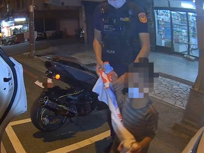 花莲一名8岁李姓男童日前白天自己出门玩耍不慎迷路，花莲警分局获报找寻后，终于在骑楼找到人，最后顺利将男童安全送到家。（花莲警分局提供／罗亦晽花莲传真）