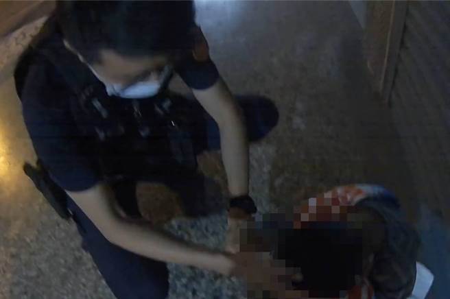 花莲一名8岁李姓男童日前白天自己出门玩耍不慎迷路，花莲警分局获报找寻后，终于在骑楼找到人，最后顺利将男童安全送到家。（花莲警分局提供／罗亦晽花莲传真）