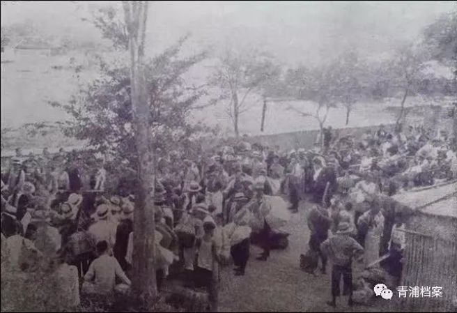 难民在青浦县城东门体育场上（图片原檔：《中国红十字会月刊》第30期，1937年，第2页）

