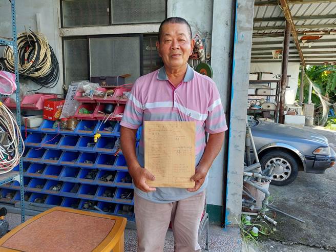 高雄市美浓区今年里长领表人数创歷届新高，任过6届民代及4届里长的狮山里里长锺明福选举未失败过，25日领表时成了各里新秀的请益对象。（林雅惠摄）