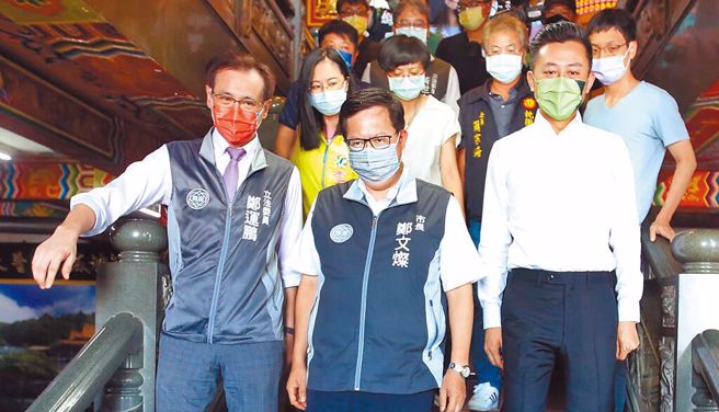 林智坚(右)被爆论文案，郑文灿(中)辅选郑运鹏(左)被绑定，其实都是民进党的内斗之局？（资料照／范扬光摄）