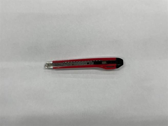 刘嫌毁损看板时使用的美工刀。（翻摄照片）