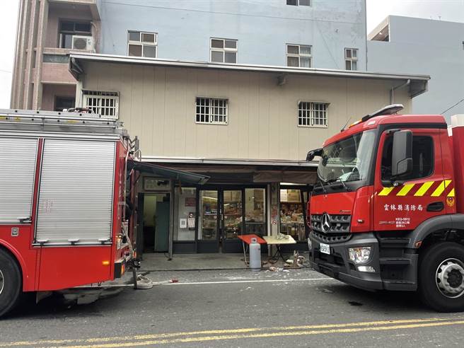 云林县土库镇一家杂货店今（28日）傍晚5点半多发生瓦斯气爆，消防人员把瓦斯桶移出。（云林县消防局提供）