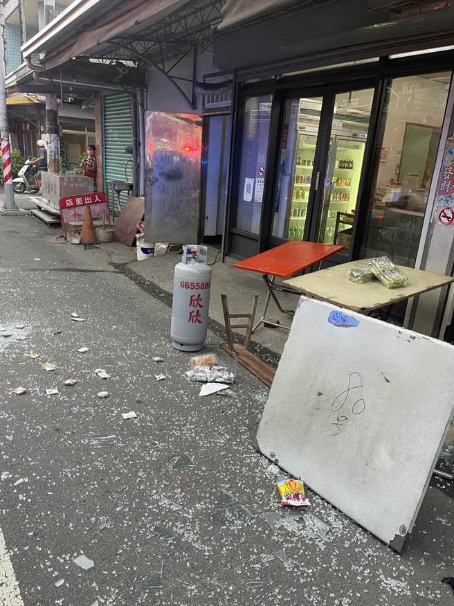杂货店落地门玻璃被炸碎散落一地。（云林县消防局提供）