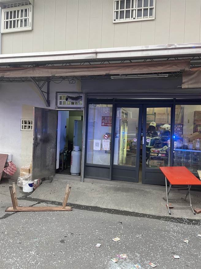 杂货店物品如被轰炸一般四处散落，玻璃门碎裂。（云林县消防局提供）