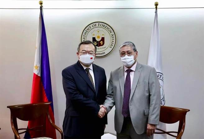 中聯部部長劉建超（左）在馬尼拉會見菲律賓外長馬納羅。（中聯部官網）